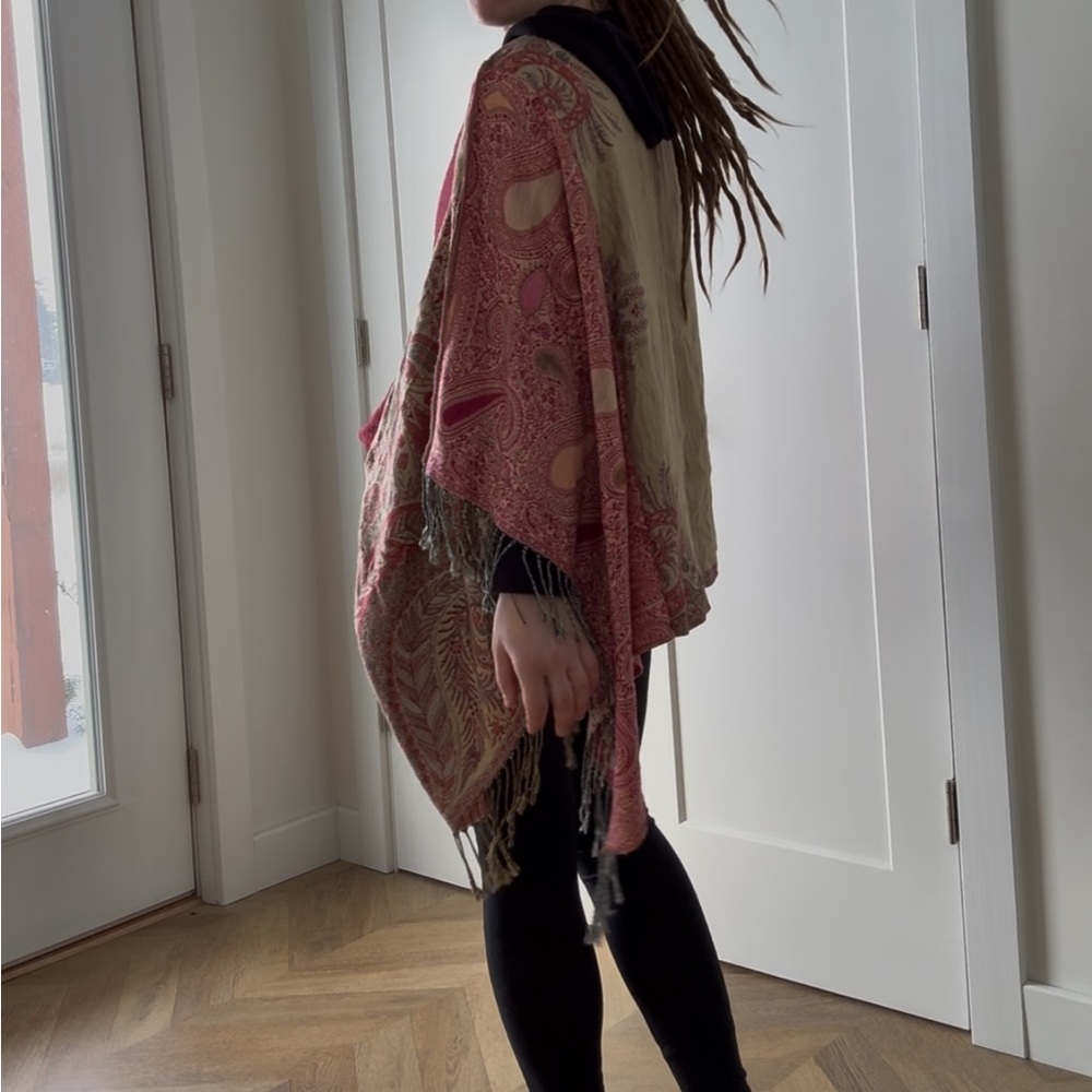 Sold. -PASHMINA PONCHO - Picture 4 of 6